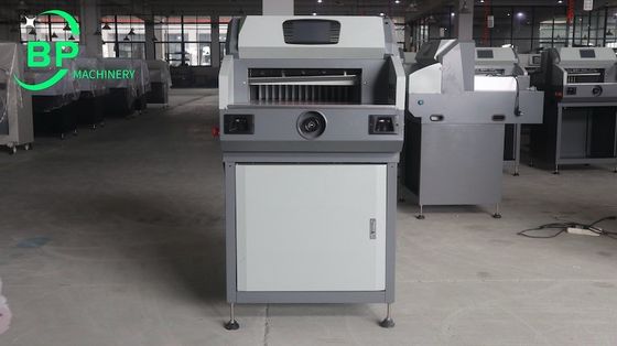 印刷所やオフィス向けの高品質電動紙裁断機 4608B